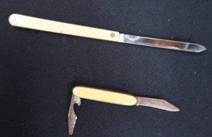 lot 61 image: KNIVES