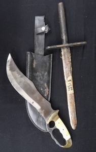 lot 81 image: KNIVES