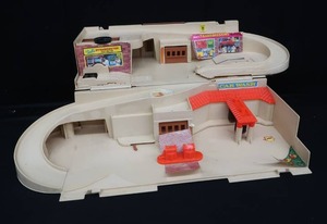 lot 97 image: 1979 VINTAGE HOT WHEELS CITY SERVICE CENTER  NASCAR CARS