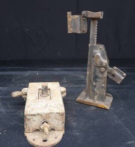 lot 104 image: VINTAGE SCREW JACK  CRANK FOR HAY LOFT DOOR