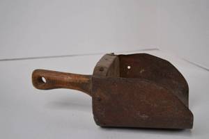 lot 16 image: Vintage Metal and Wood Hand Scoop - 11 Inch