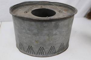 lot 195 image: Vintage galvanized metal farm egg basket with handle