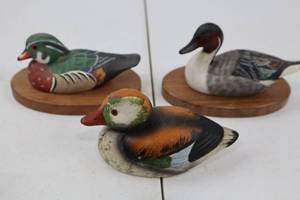 lot 258 image: Hadley House Duck Miniature Figurine Lot - 3 Pieces, Hallmark & Bases