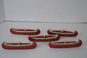lot 288 image: Set of 5 canoe-shaped Christmas ornaments, red and green
