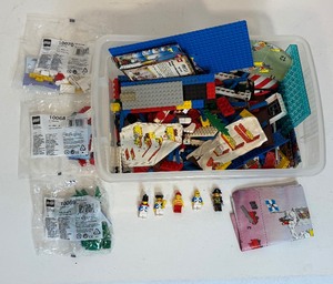 lot 68 image: Lot of Vintage Legos, including Christmas & some Figures