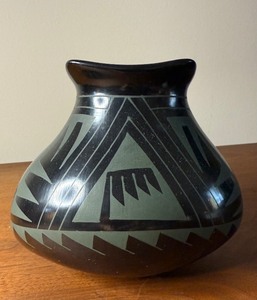 lot 80 image: Vintage Socorro Reyes Black on Black Mata Ortiz Vase 