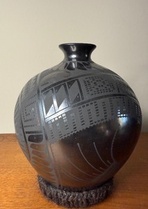 lot 81 image: INCREDIBLE Lidia Lucero Black on Black Mata Ortiz Pot Vase