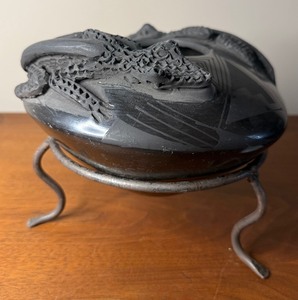 lot 82 image: Vintage Jose Quezada Mata Ortiz Black on Black Lizard Vase Pot