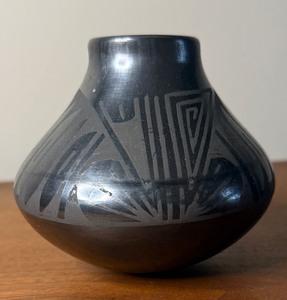 lot 83 image: Vintage Ton Gillien Mata Ortiz Black on Black Pottery Vase
