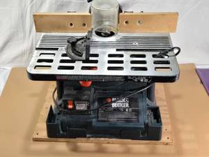 lot 8 image: Black & Decker SR650 Router Table Shaper