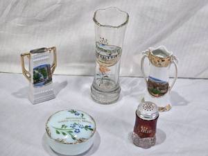 lot 57 image: Vintage Souvenir Vases and Trinkets from Minnesota from locations such as Cass Lake, Villard, Duluth and Mankato