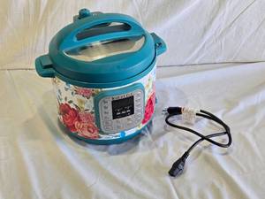 lot 94 image: Instant Pot Duo Sweet Rose 60 Electric Pressure Cooker