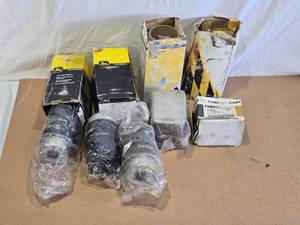 lot 113 image: John Deere and CNH Filters including RE508633, RE533026, RE509031, NAPA 3123, CNH 125202A1