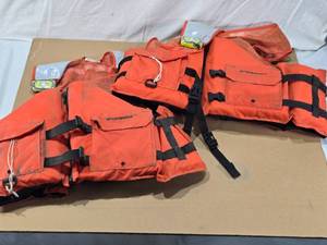 lot 117 image: Stearns Adult XX-Large Life Jackets with ACR Auto HemiLight
