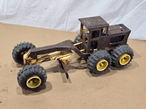 lot 124 image: Vintage Tonka Metal Road Grader Toy