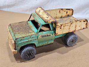 lot 125 image: Smaller Tonka Dump Truck Toy