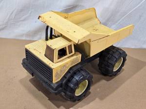 lot 126 image: Tonka Yellow Metal Dump Truck Toy