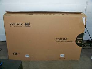 lot 21 image: 55 ViewSonic CDE5520 4K Ultra HD (UHD) Commercial Display  Monitor with Remote Control