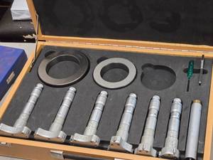 lot 22 image: Internal 3-point Micrometer Set with Wooden Case