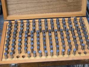 lot 13 image: .501.625 Plug Gage Set M-3 with Wooden Case