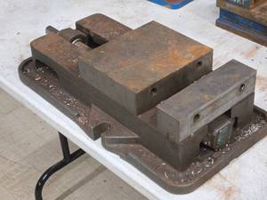 lot 10 image: Kurt Precison Machine Vise 8-grip D80
