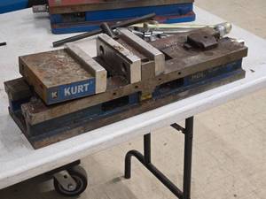 lot 9 image: Kurt AngLock Machining Vise 6-grip