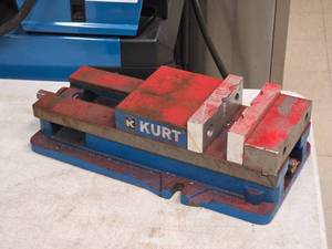 lot 8 image: Kurt AngLock Machining Vise 6-grip D688