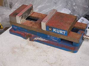 lot 6 image: Kurt AngLock Machining Vise 6-grip D688