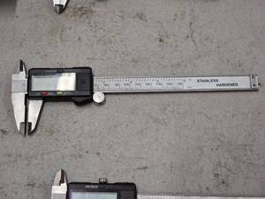 lot 46 image: 6 Electric Digital Caliper