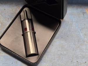 lot 72 image: Electronic Edge Finder