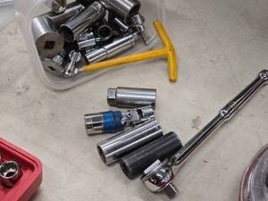 lot 284 image: 12-drive Ratchet with Assorted Sockets