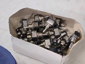 lot 309 image: Lot of (25) Switches - E-60272 LR-3945 70,000 Series