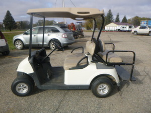 lot 4 image: 2013 EZ-GO Gas Golf Cart