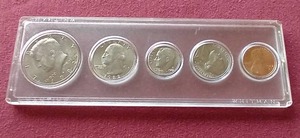 lot 82 image: Collated 1982 Uncirculated Coin Set