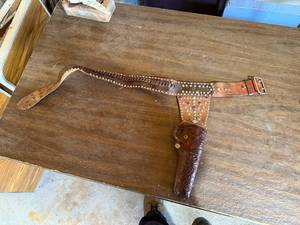 lot 60 image: PISTOL HOLSTER