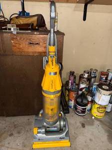 lot 154 image: DYSON VACCUM