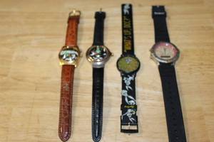 lot 23 image: Set of 4 Looney Tunes Character Wristwatches