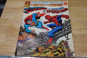 lot 27 image: Oversize Battle of the Century Superman vs Amazing Spiderman Comic DC Marvel 13.25 x 10