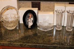lot 109 image: Collection of Crystal Home Decor by Mikasa and Block