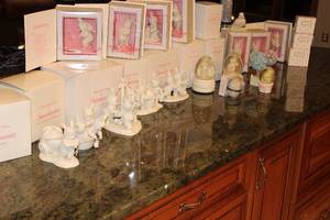 lot 148 image: Springtime Stories Snowbunnies Figurine Collection with Boxes and Snow Globes