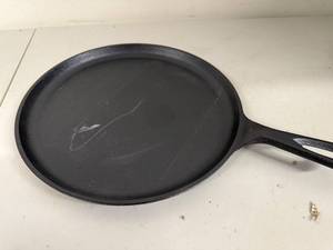 lot 11P image: Lodge 10.5 Inch Cast Iron Griddle Pan