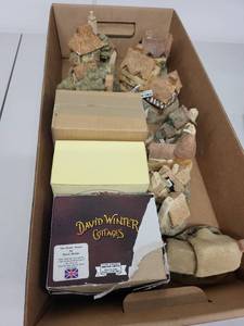 lot 27H image: Large Collection of David Winter Cottages Hand Painted Figurines with Boxes
