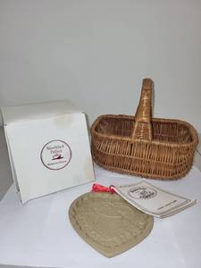 lot 55H image: Woodstock Pottery Basket and 1985 Brown Bag Cookie Art Heart Ornament