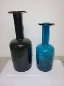 lot 86H image: Set of 2 Empoli Italian Art Glass Vases Green and Blue