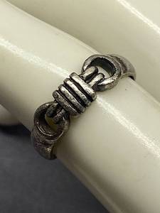 lot 21B image: Vintage Sterling Silver 925 Ring with Unique Design - Size 7
