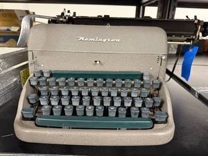 lot 90H image: Vintage Remington Manual Typewriter