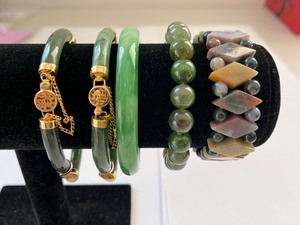 lot 189W image: Lot of 5 Jade Bracelets - Bangles and Bead Styles