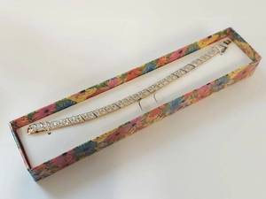 lot 36W image: Elegant Gold-Tone Bracelet with Diamond-Like Stones