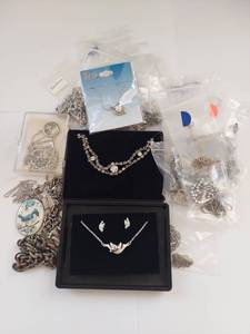 lot 192W image: Mixed Lot of Fashion Jewelry - Necklaces, Bracelets, and Earrings