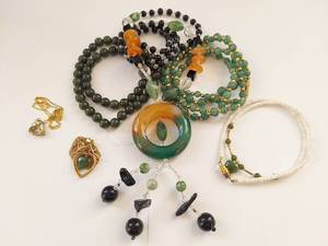 lot 194W image: Assorted Bead and Pendant Jewelry Collection